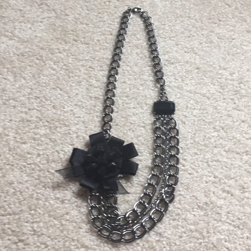 Statement necklace. Metal, stone and fabric.